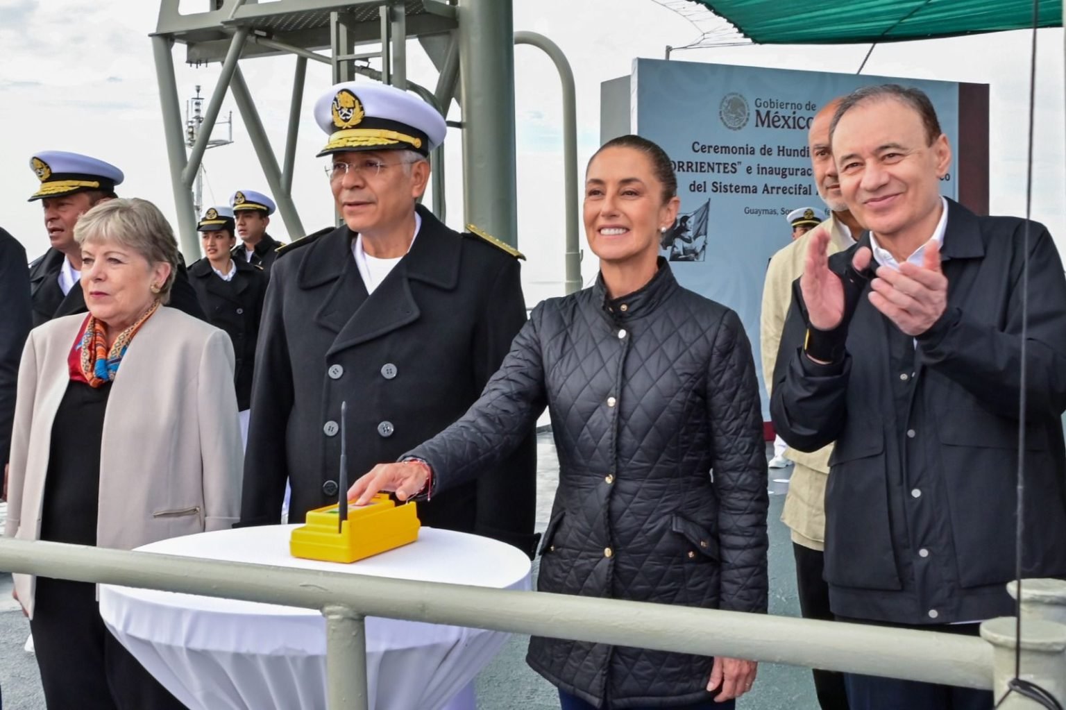 Sheinbaum y Durazo consolidan primer arrecife artificial del país con hundimiento ex buque